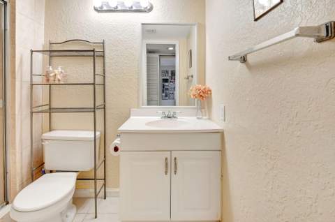 5715 Fairway Park Drive #201, Boynton Beach FL - photo 21 of 37