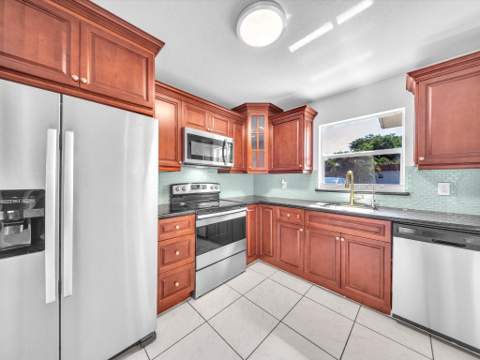 417 SW Natura Avenue #B, Deerfield Beach FL - photo 6 of 23