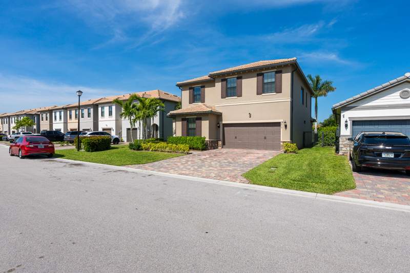 5 bedroom Single Family Residence at 4819 Chantilly Road, Fields At Gulfstream Polo Pud Plat Six Replat, Lake Worth — photo 4