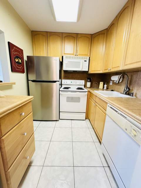 4038 Berkshire B, Deerfield Beach FL - photo 8 of 59