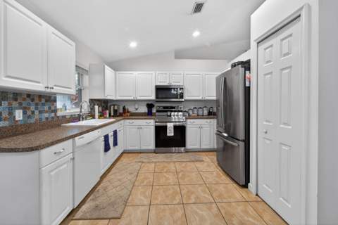 706 Osceola Avenue, Fort Pierce FL - photo 16 of 37