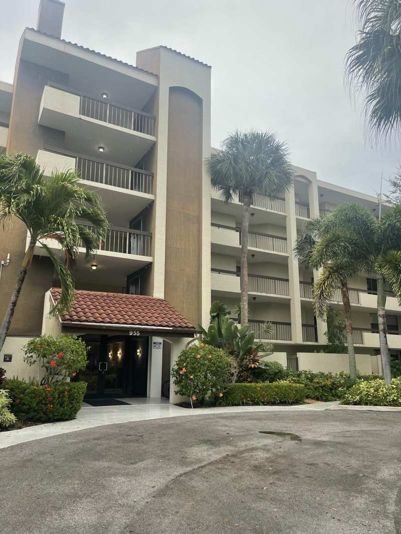 1 bedroom Condominium at 955 Egret Circle #411, Lavers Resort & Racquet Club, Delray Beach — photo 1