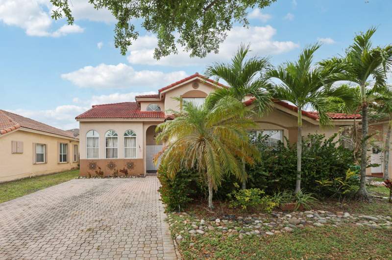 4 bedroom Single Family Residence at 405 E Royal Cove Circle, West Park-West Parcel, Davie — photo 2