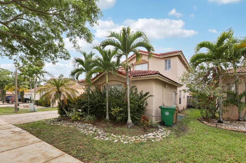 4 bedroom Single Family Residence at 405 E Royal Cove Circle, West Park-West Parcel, Davie — photo 3