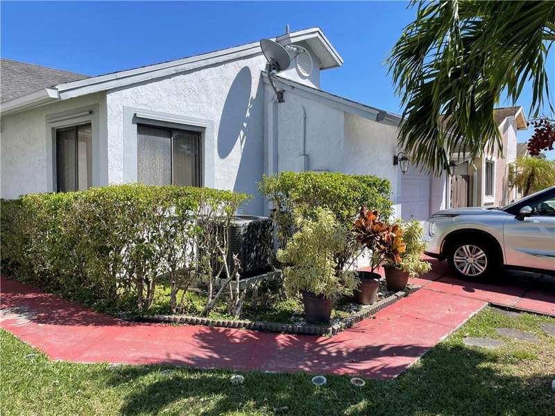 3 bedroom Single Family Residence at 1231 SW 112th Avenue, PEMBROKE LAKES SOUTH, Pembroke Pines — photo 1
