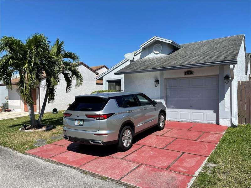 3 bedroom Single Family Residence at 1231 SW 112th Avenue, PEMBROKE LAKES SOUTH, Pembroke Pines — photo 2