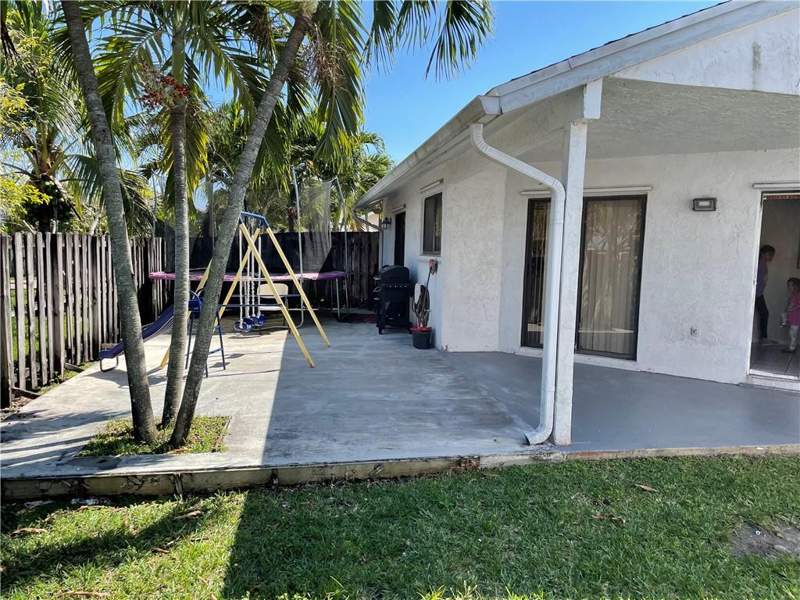 3 bedroom Single Family Residence at 1231 SW 112th Avenue, PEMBROKE LAKES SOUTH, Pembroke Pines — photo 4