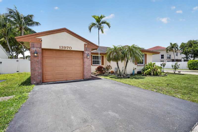 3 bedroom Single Family Residence at 13970 Oaklawn Place, Replat Of Portion, Davie — photo 1