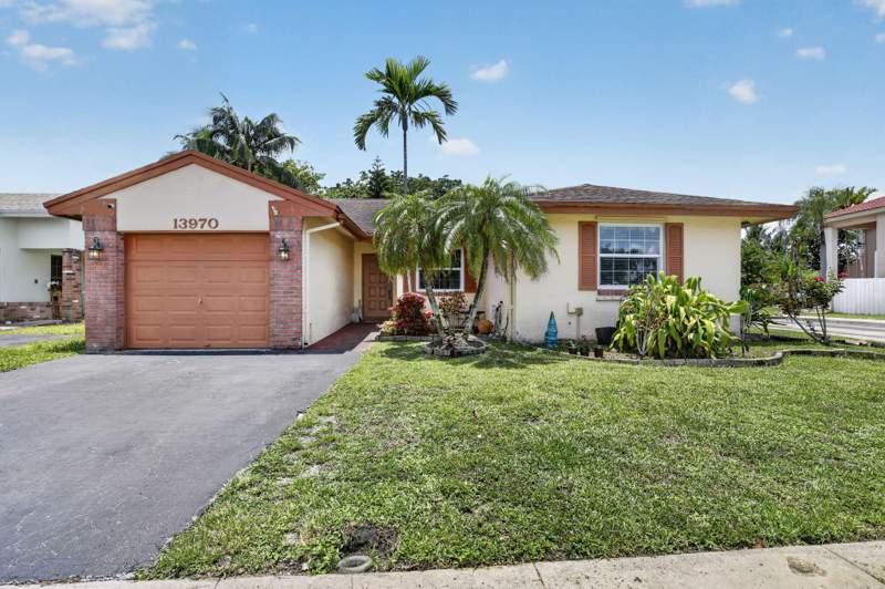 3 bedroom Single Family Residence at 13970 Oaklawn Place, Replat Of Portion, Davie — photo 2