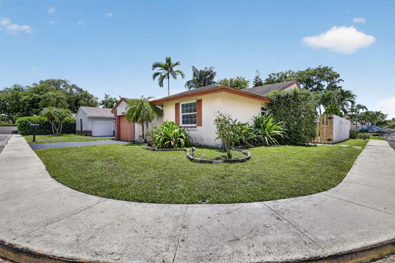 3 bedroom Single Family Residence at 13970 Oaklawn Place, Replat Of Portion, Davie — photo 4