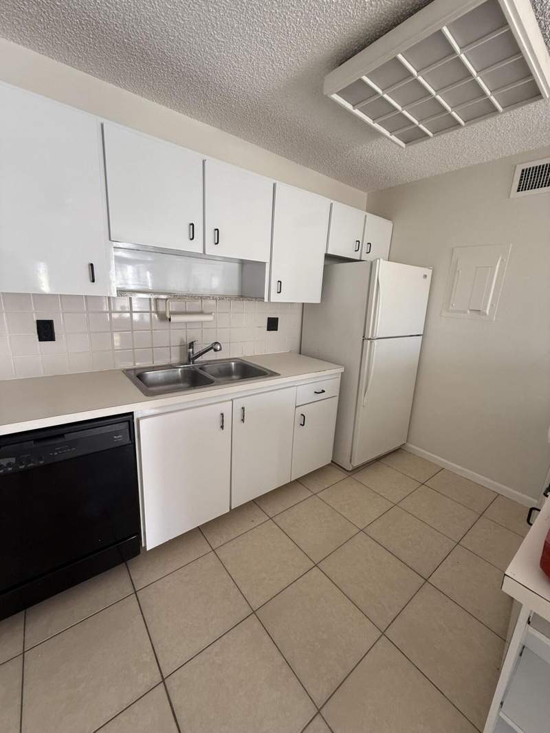 1 bedroom Condominium at 633 Executive Center Drive #L202, Eden Place Condo, West Palm Beach — photo 2