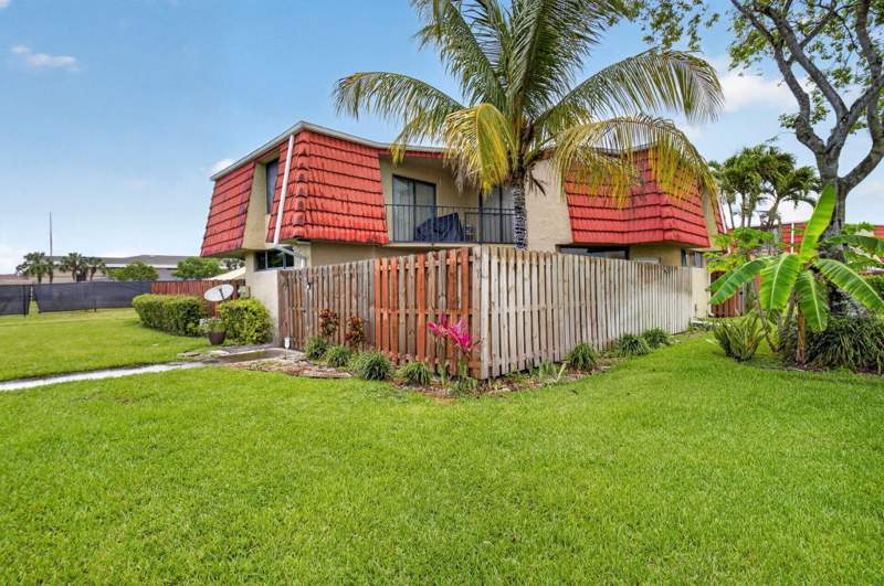 2 bedroom Townhouse at 8385 Trent Court #D, Boca Rio North, Boca Raton — photo 2