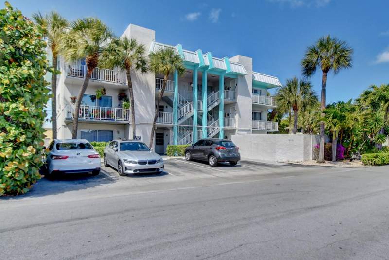 2 bedroom Condominium at 2715 NE 49th Street, Du Barry Condominium, Fort Lauderdale — photo 2