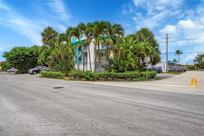 2 bedroom Condominium at 2715 NE 49th Street, Du Barry Condominium, Fort Lauderdale — photo 3