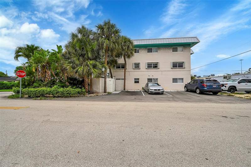 2 bedroom Condominium at 2715 NE 49th Street, Du Barry Condominium, Fort Lauderdale — photo 4