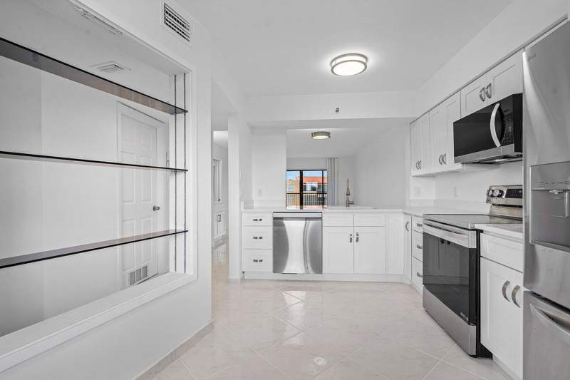 2 bedroom Condominium at 14475 Strathmore Lane #707, Huntington Lakes Sec One Condos, Delray Beach — photo 2