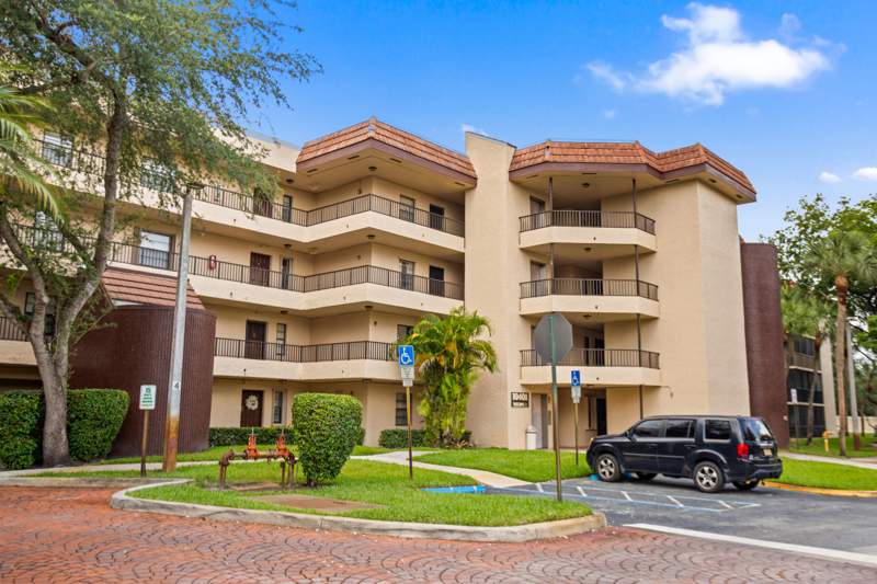 2 bedroom Condominium at 10401 W Broward Boulevard #209, Plantation Racquet Club, Plantation — photo 2