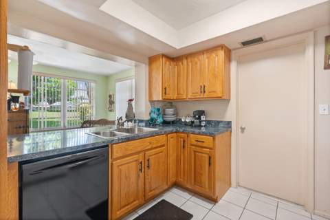 5017 NW 49th Road, Tamarac FL - photo 8 of 32