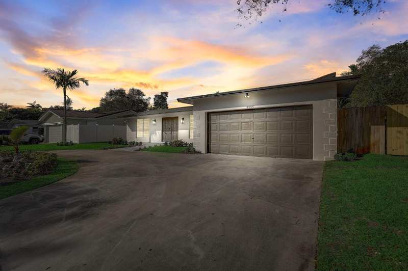 5 bedroom Single Family Residence at 3900 N 45th Avenue, Hollywood Hills North Sec One, Hollywood — photo 1