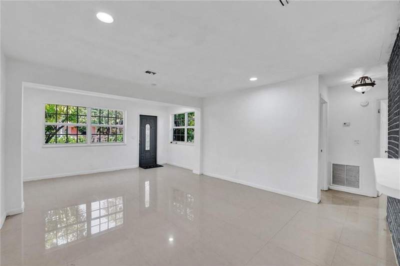 4 bedroom Single Family Residence at 2422 Sherman Street, Hollywood Park, Hollywood — photo 2