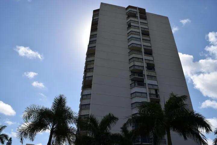 1 bedroom Condominium at 2425 Presidential Way #1905, Lands Of The President Cond 7, West Palm Beach — photo 1