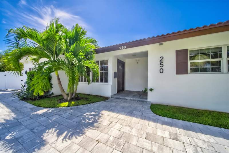 4 bedroom Single Family Residence at 250 NE 27th Court, Boca Woods, Boca Raton — photo 4