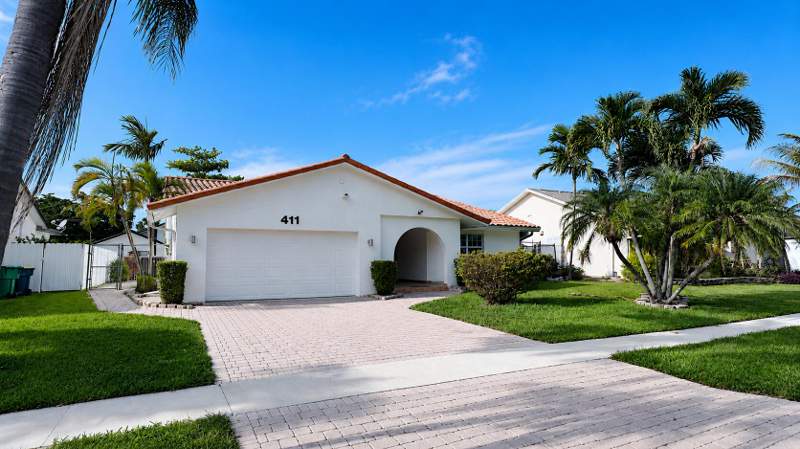 5 bedroom Single Family Residence at 411 SE 4th Street, Hollywood Center Amen Plat, Dania Beach — photo 2