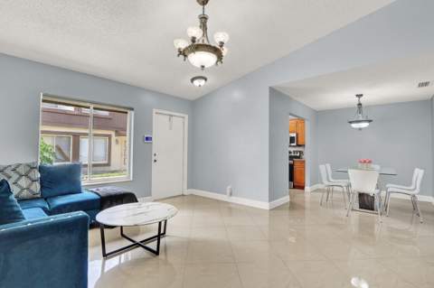 5272 Bosque Lane #31, West Palm Beach FL - photo 9 of 25