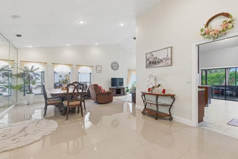 7040 Golf Pointe Circle, Tamarac FL - photo 9 of 45