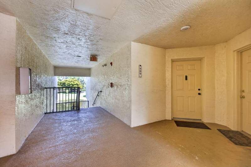 2 bedroom Condominium at 800 S Crestwood Ct Court #809, Grand View At Crestwood Condo, Royal Palm Beach — photo 4