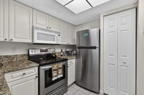 800 S Crestwood Ct Court #809, Royal Palm Beach FL - photo 24 of 55