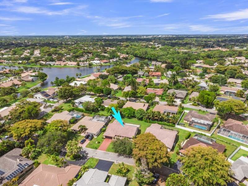 4 bedroom Single Family Residence at 895 NW 110th Lane, Cypress Run, Coral Springs — photo 3