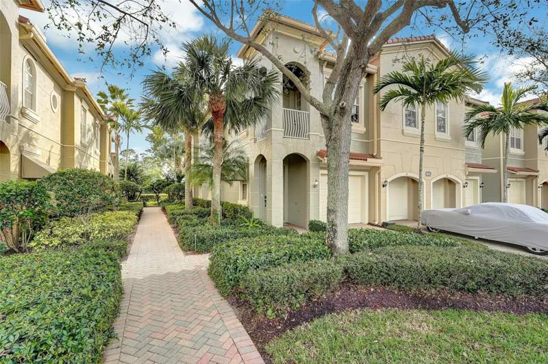 2 bedroom Townhouse at 4941 E Bonsai Circle #209, Legends At The Gardens Condo, Palm Beach Gardens — photo 2