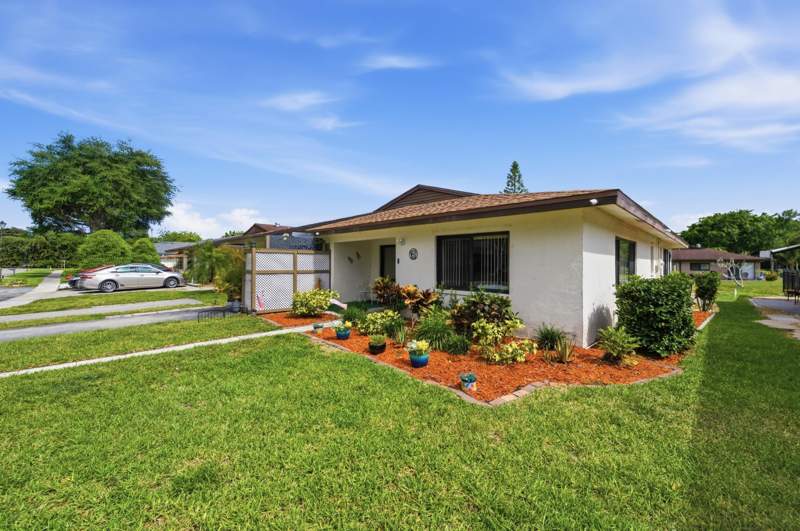 2 bedroom Villa at 10222 Pine Drive, Cedar Point 3, Boynton Beach — photo 3