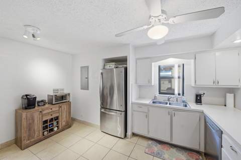 10222 Pine Drive, Boynton Beach FL - photo 9 of 36