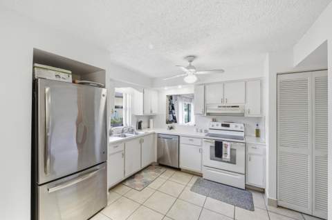 10222 Pine Drive, Boynton Beach FL - photo 10 of 36