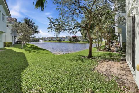 3068 Laurel Ridge Circle, Riviera Beach FL - photo 24 of 32