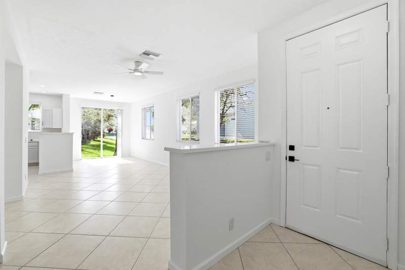 2 bedroom Townhouse at 3068 Laurel Ridge Circle, Thousand Oaks, Riviera Beach — photo 2