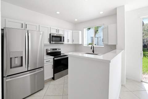 3068 Laurel Ridge Circle, Riviera Beach FL - photo 8 of 32