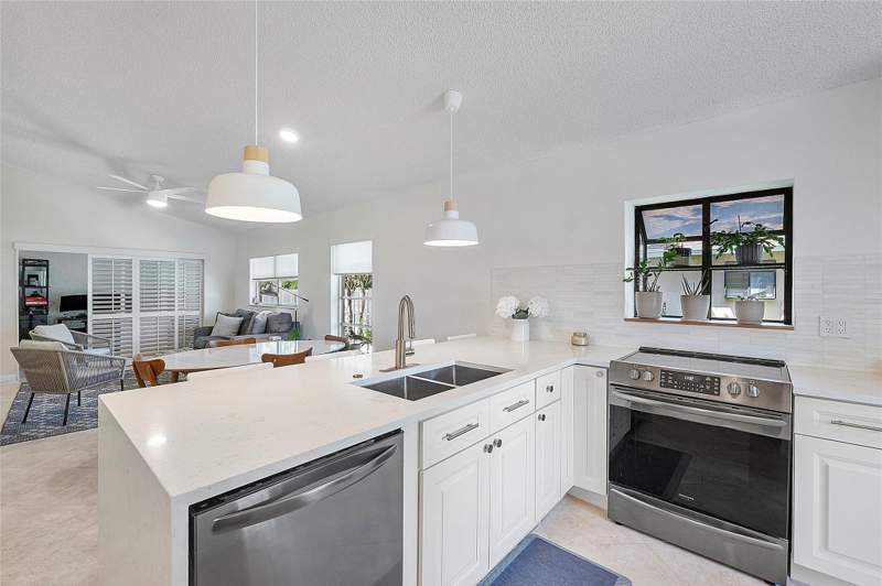 2 bedroom Villa at 8230 Springtree Road, Whisper Walk Sec C Condo, Boca Raton — photo 2