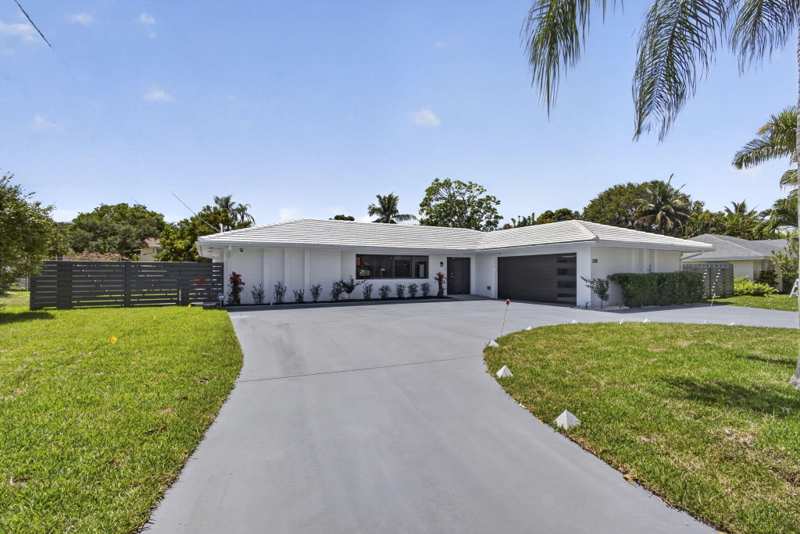 3 bedroom Single Family Residence at 8111 W Lake Drive, Lake Clarke West 3, Lake Clarke Shores — photo 1