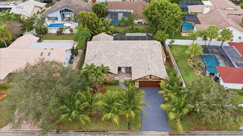 4 bedroom Single Family Residence at 10949 NW 1st Manor, Cypress Glen, Coral Springs — photo 4