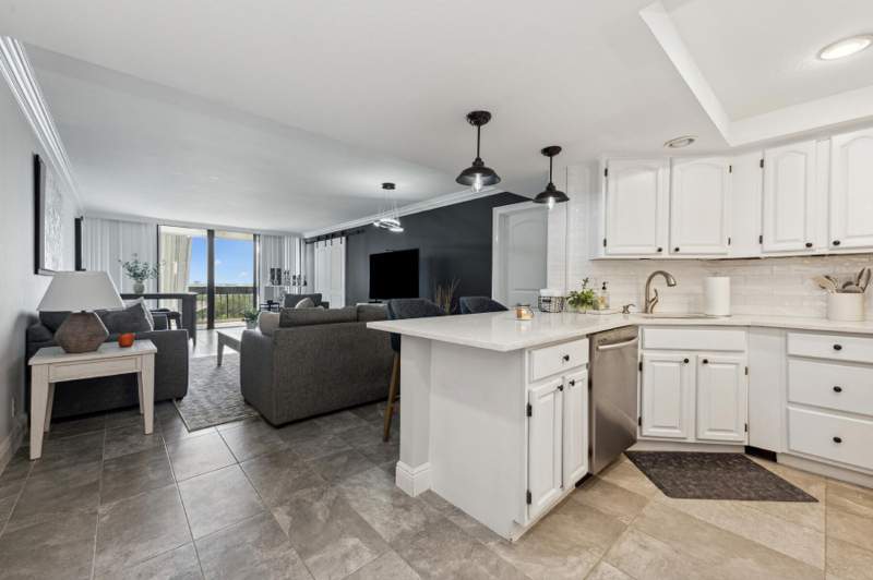 2 bedroom Condominium at 2400 Presidential Way #1006, Lands Of The President Condo 3, West Palm Beach — photo 3