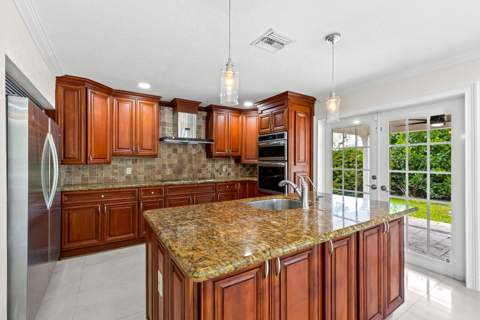4610 Pinetree Drive, Delray Beach FL - photo 14 of 39