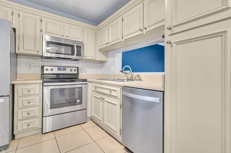 2 bedroom Condominium at 5510 Lakeside Drive #202, Viewpointe Condo, Margate — photo 2