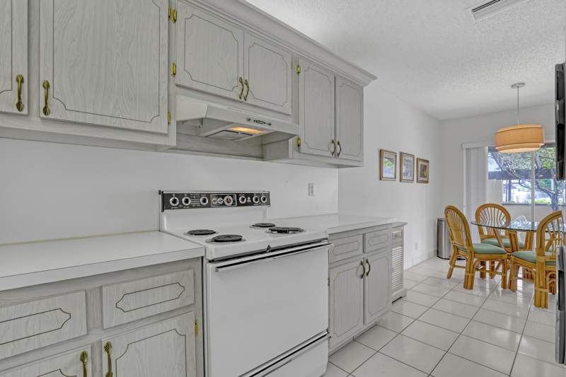 2 bedroom Villa at 13731 Via Aurora #A, Palm Greens At Villa Del Ray Condo II, Delray Beach — photo 3