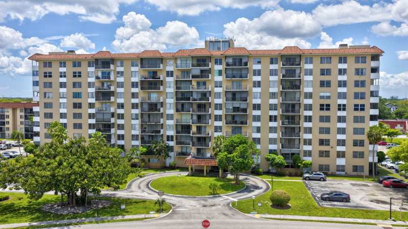 2 bedroom Condominium at 4174 Inverrary Drive #513, Manors Of Inverrary Xi, Lauderhill — photo 1