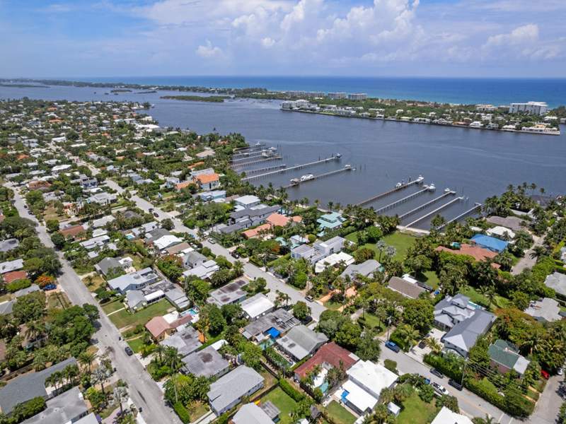 3 bedroom Single Family Residence at 1615 N Lakeside Drive, North Lake Worth, Lake Worth Beach — photo 2