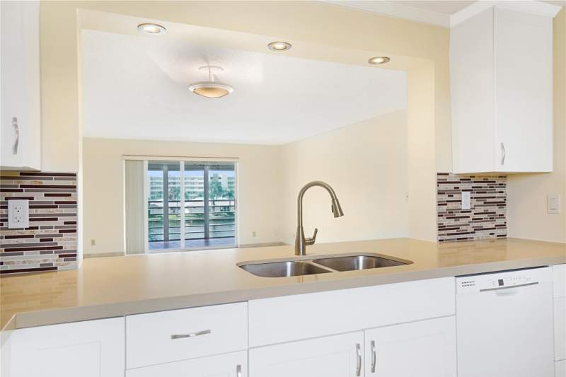 2 bedroom Condominium at 111 SE 3rd Avenue #306, Meadowbrook Lakes, Dania Beach — photo 2