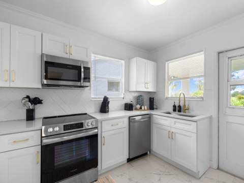 422 N Lakeside Drive, Lake Worth Beach FL - photo 13 of 55